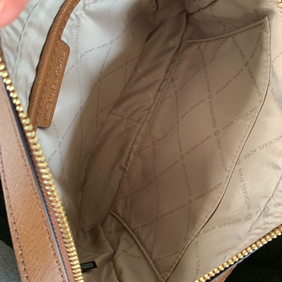 New MK large Jet Set Crossbody 🍁 - Picture 5 of 8